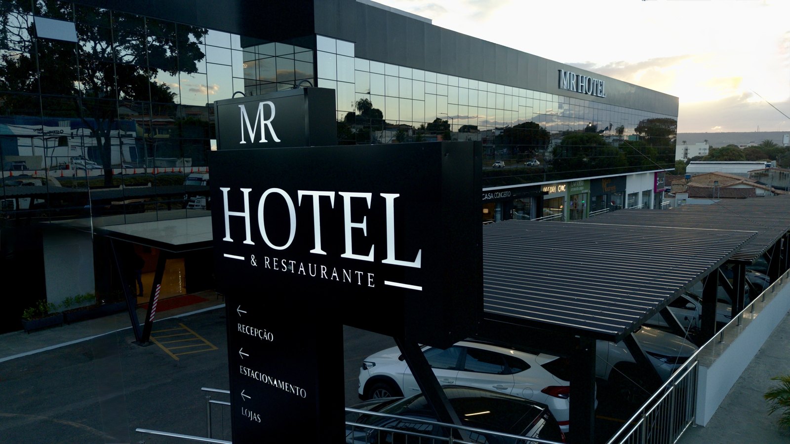 MR Hotel e Restaurante — fachada em Paracatu