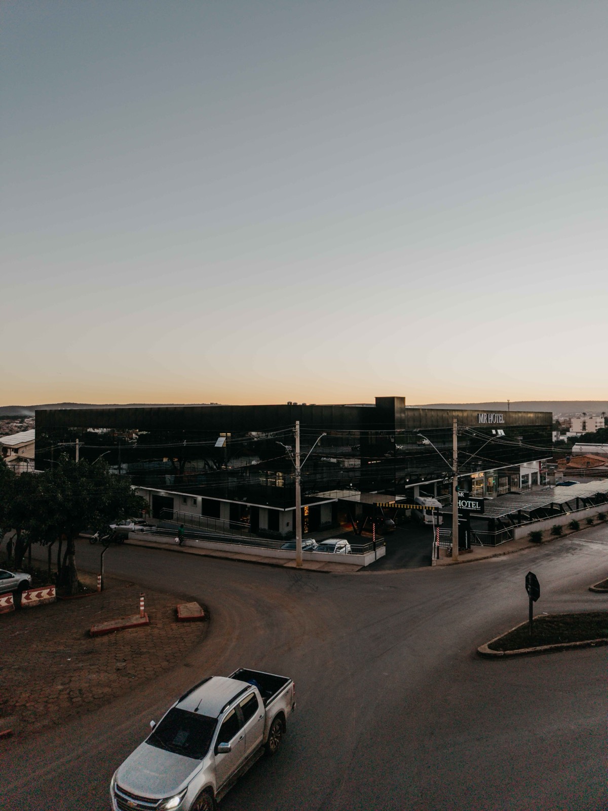 MR Hotel — fachada ao entardecer